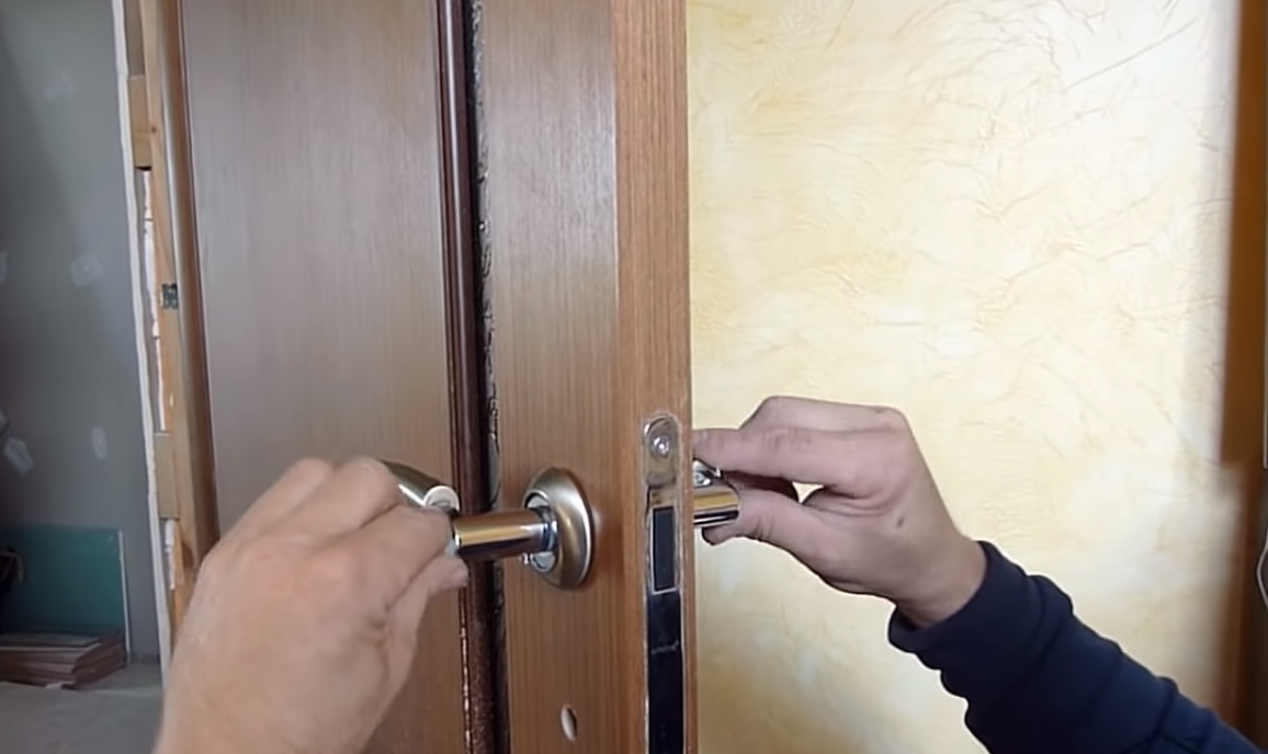 Инструкция по врезке замка в межкомнатную дверь: инструменты и порядок действий