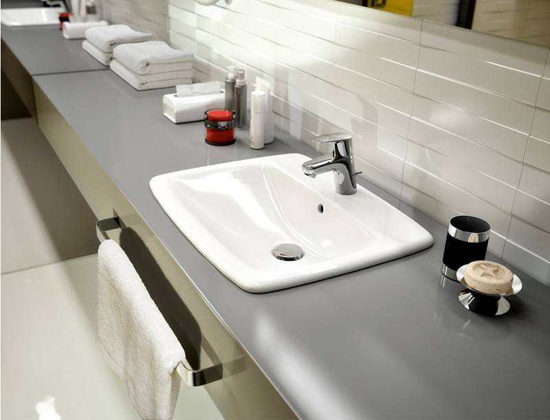 Накладная раковина для ванной (103 фото): высота столешницы для чаши, выбор крана, узкие модели и со смещенным сливом
