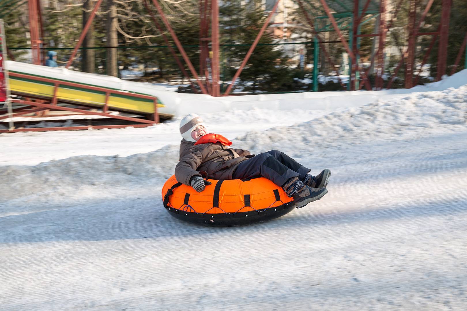 Санки, ледянки, «ватрушки»: в чем разница, как выбрать, как не травмироваться?