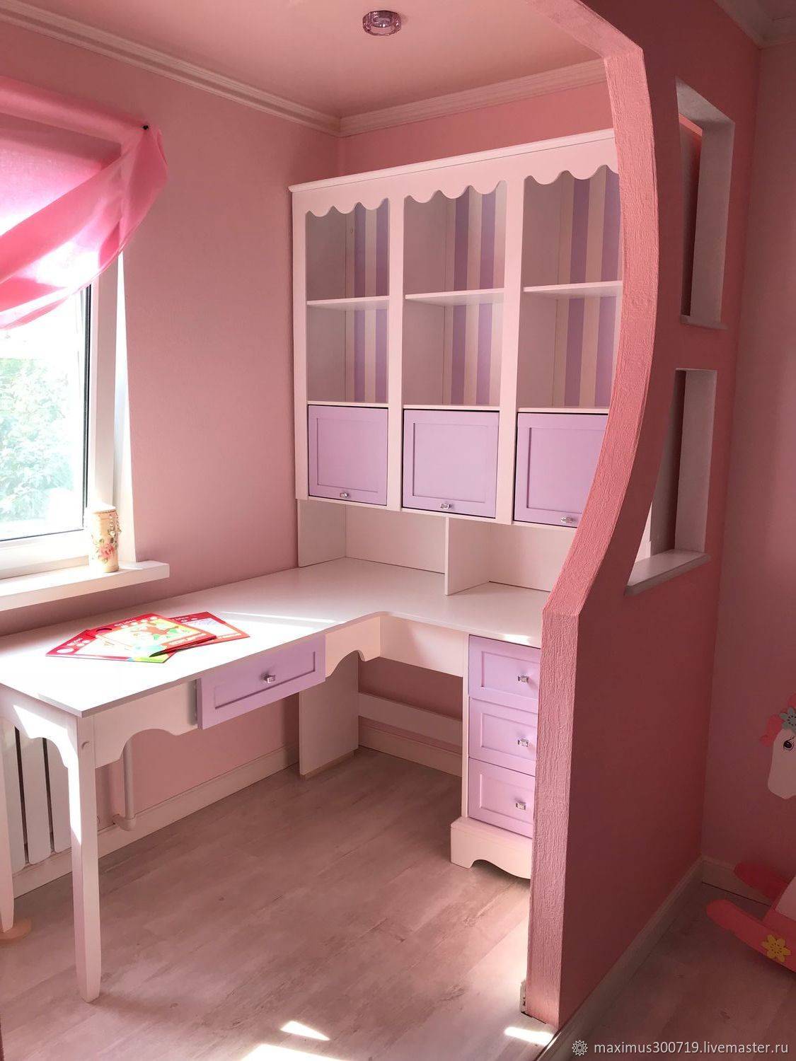Рабочая зона у окна в детской: письменный и другие столы в интерьере .