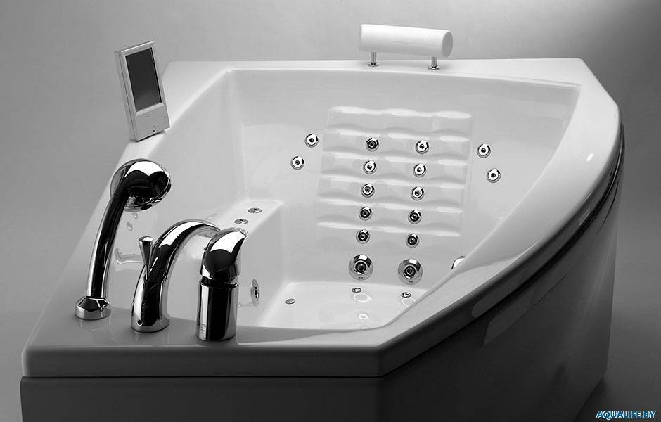 Угловая или сидячая: плюсы и минусы моделей ванн для небольших санузлов