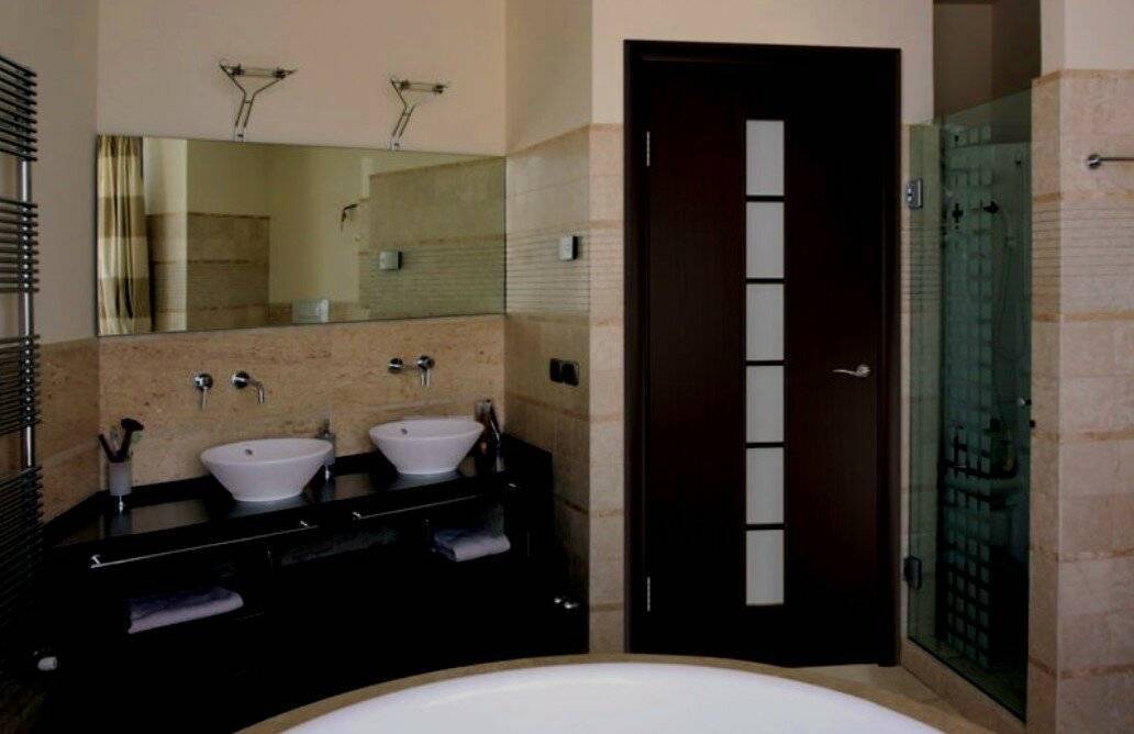 Двери в ванную комнату и туалет: какие лучше подойдут для санузла и кухни, как ставить, деревянные двери и из стекла, фото