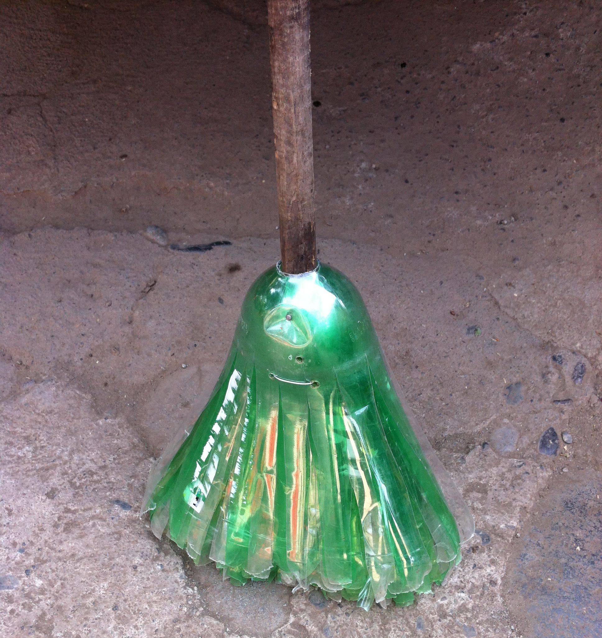 Метла из пластиковых бутылок: пошагово, как сплести, видео