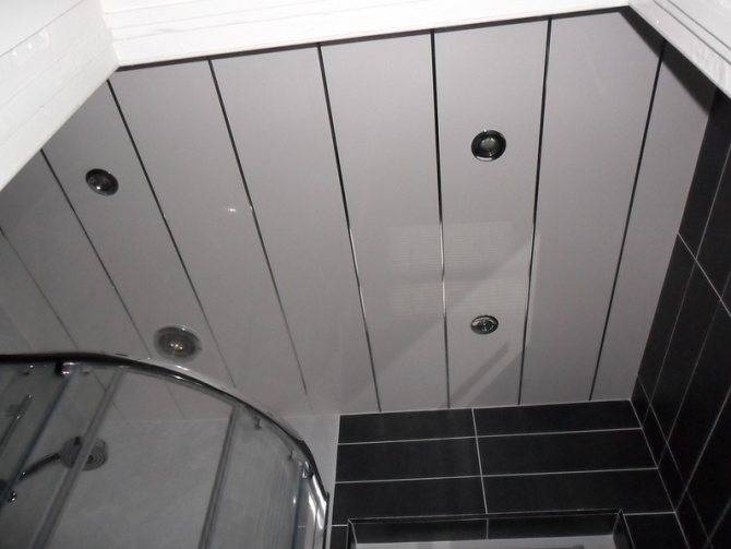 Реечный потолок в ванной комнате: 5 усилий, после которых ваши родные провозгласят вас «великим мастером с золотыми руками»