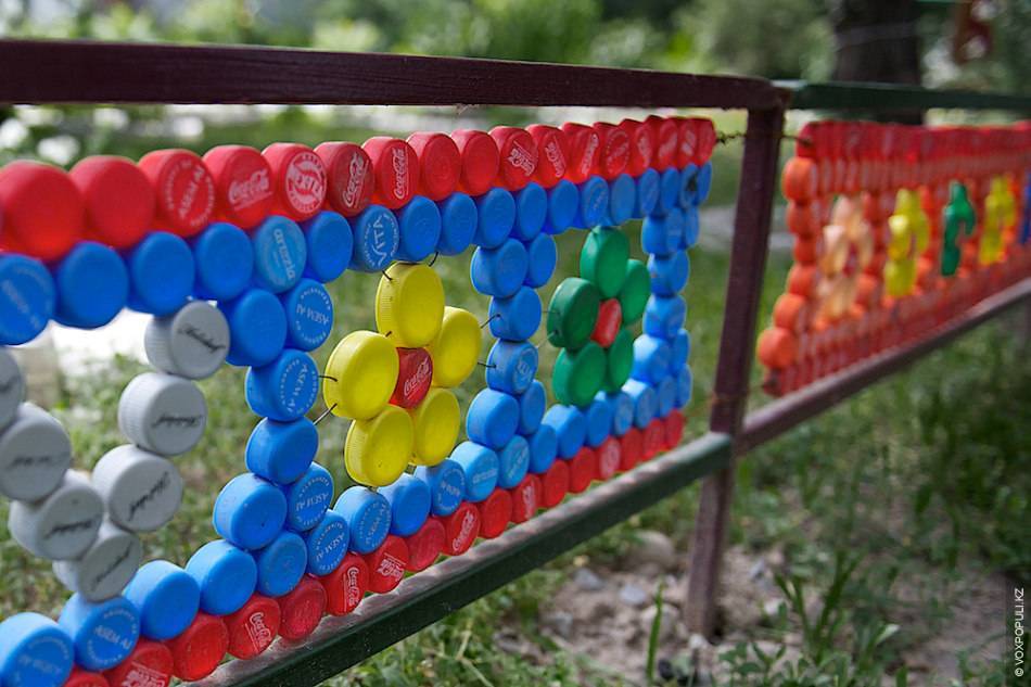 Забор из пластиковых бутылок для дачи (35 фото): виды. особенности мини-заборов, оград на проволоке, из пластикового полотна, заборов-стеллажей и капитальных заборов