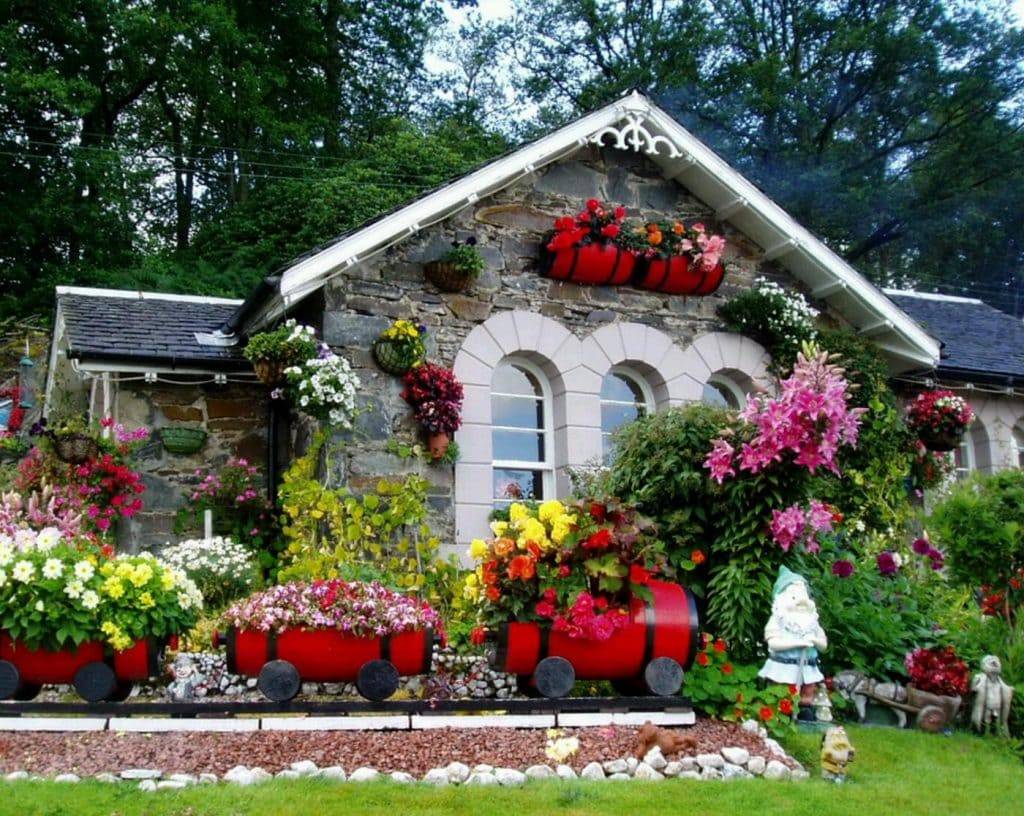 Садовый декор: поделки своими руками для украшения сада (95 фото)