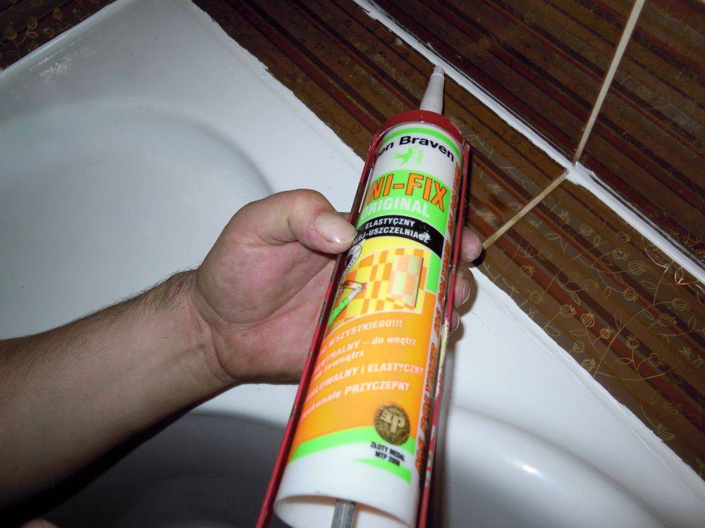 Способы удаления герметика с плитки в ванной комнате