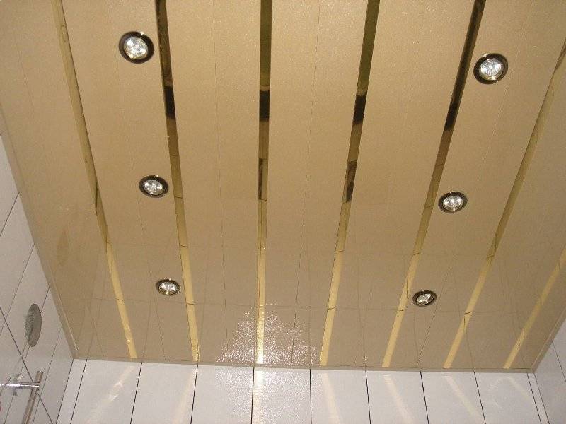 Реечный потолок для ванной: выбор и монтаж своими руками