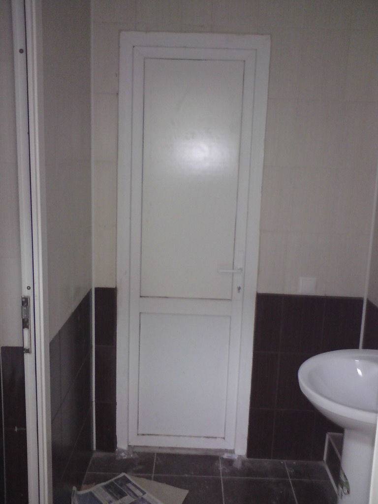 Двери для ванной и туалета: секреты выбора
