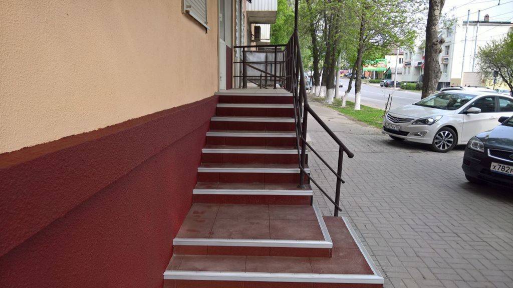Выбираем противоскользящее покрытие для лестничных ступенек на улице и в доме? виды материалов- обзор +видео
