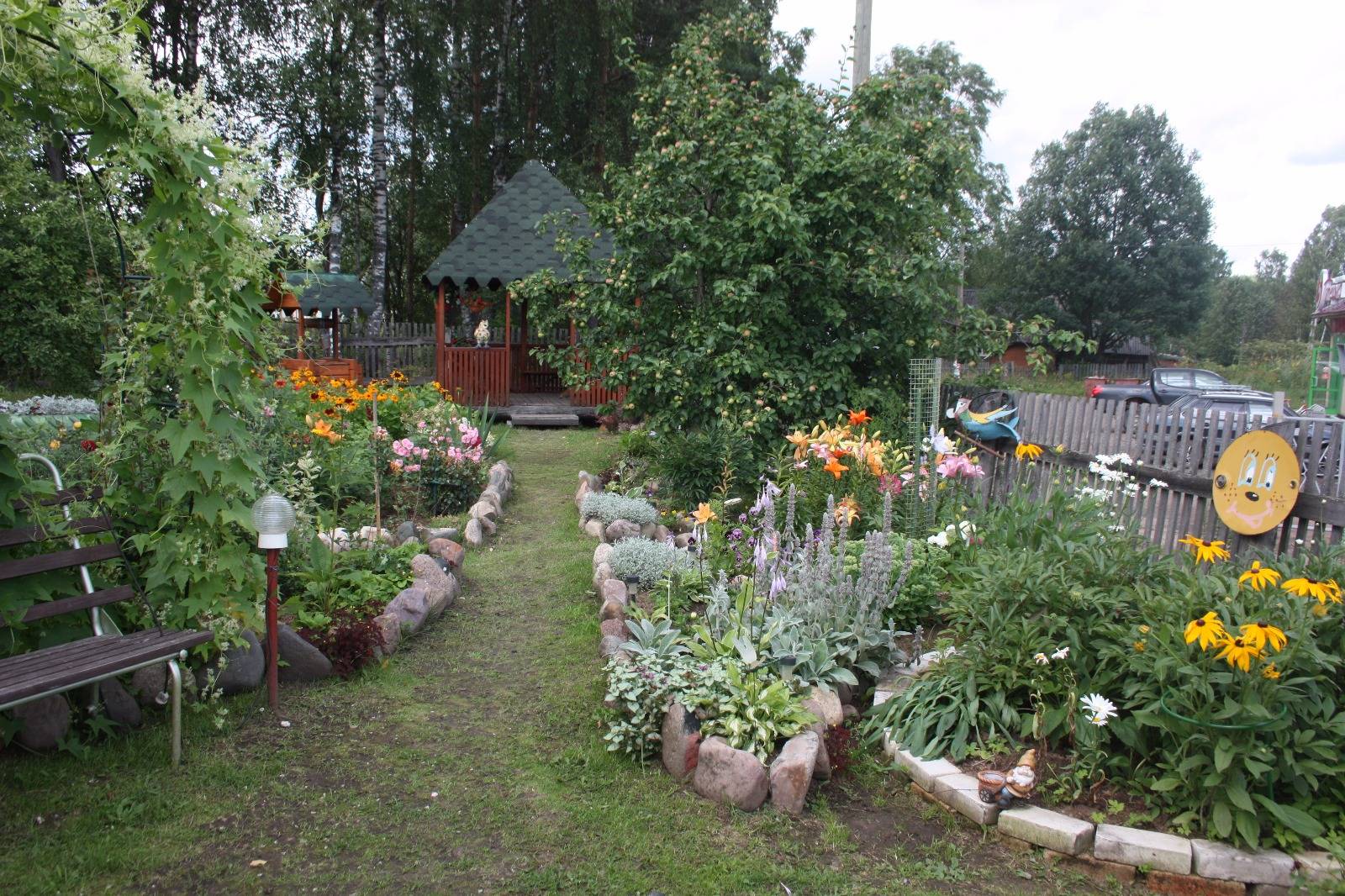Красивый двор в деревне