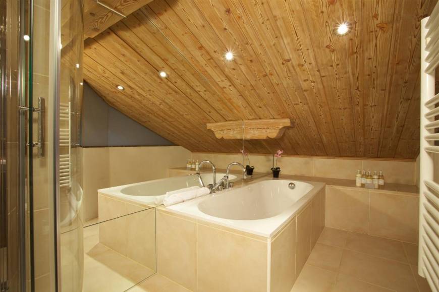 Какой потолок лучше сделать в ванной комнате: варианты отделки