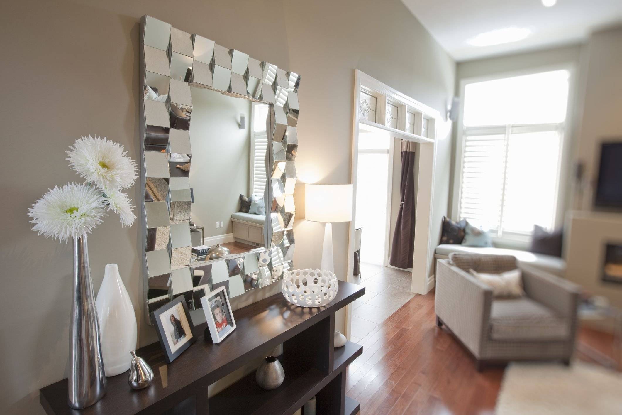 Зеркала в гостиной — 110 фото примеров готовых вариантов оформления и красивых сочетаний для гостиной