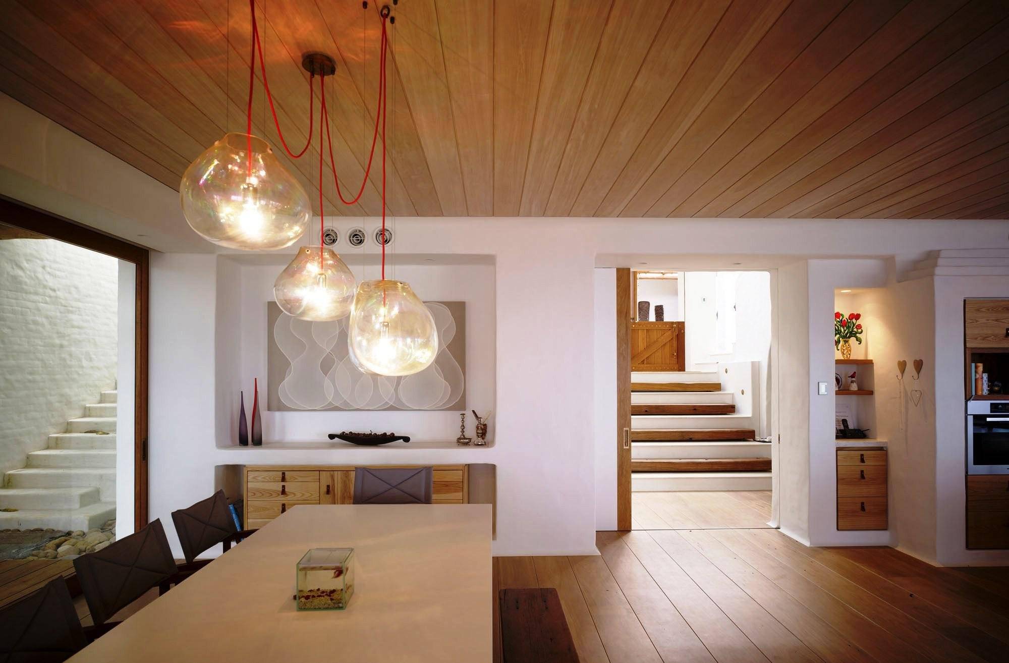Какой потолок лучше сделать: потолочная доска и отделка деревом в квартире на фото