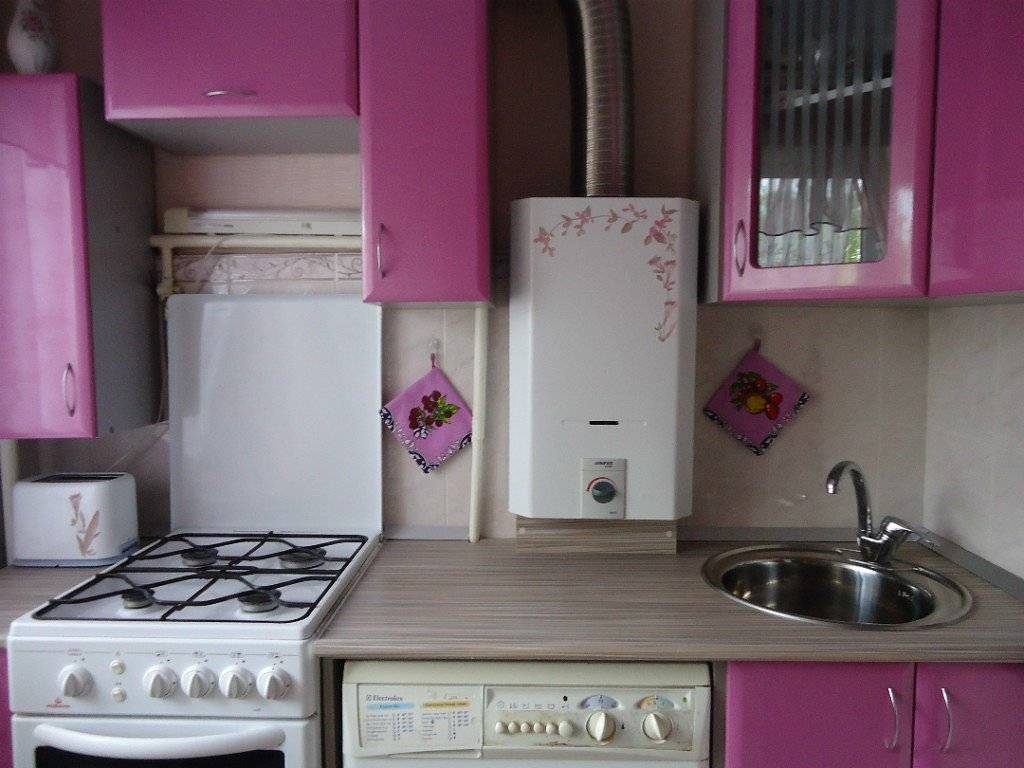 Дизайн кухни в хрущевке с холодильником и газовой колонкой: фото, подготовка, монтаж и оформление
