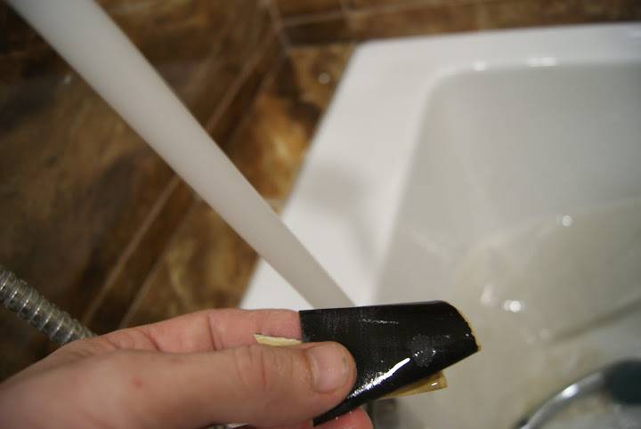 Чем оттереть засохший силиконовый герметик от ванны