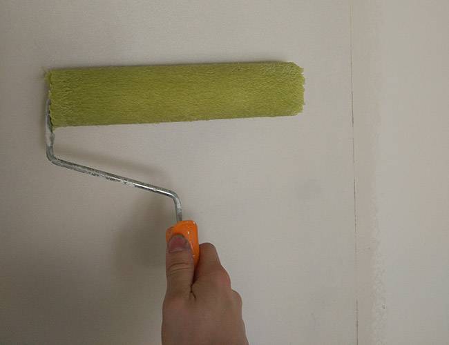 Использование стеклохолста для укрепления стены перед покраской