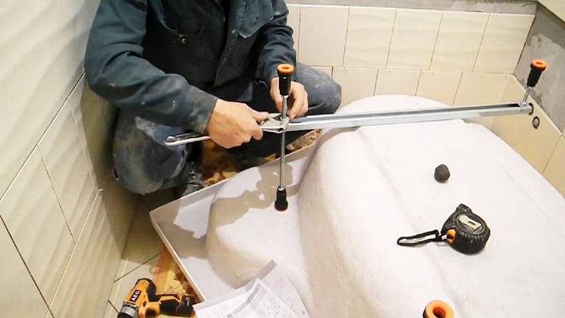 Как закрепить стальную ванну чтобы не качалась: особенности установки