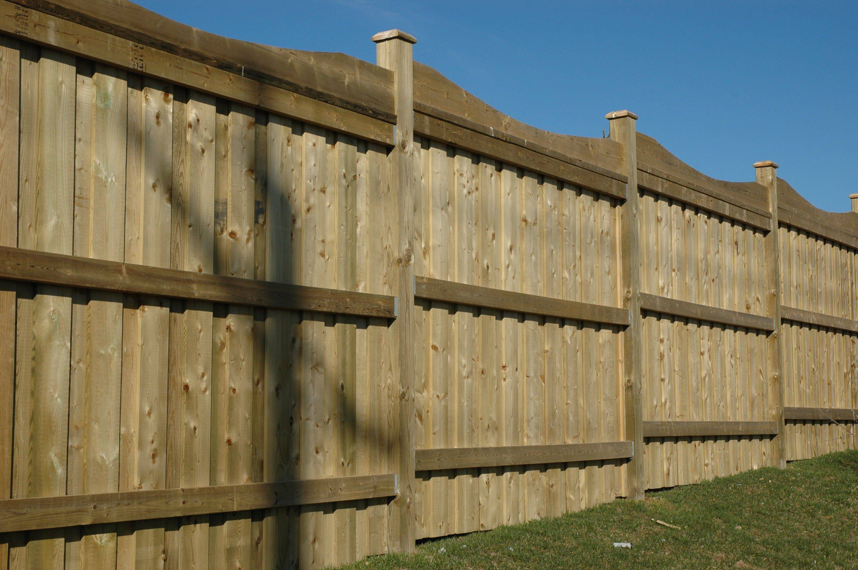 Деревянный забор из обрезной доски своими руками - фото и видео