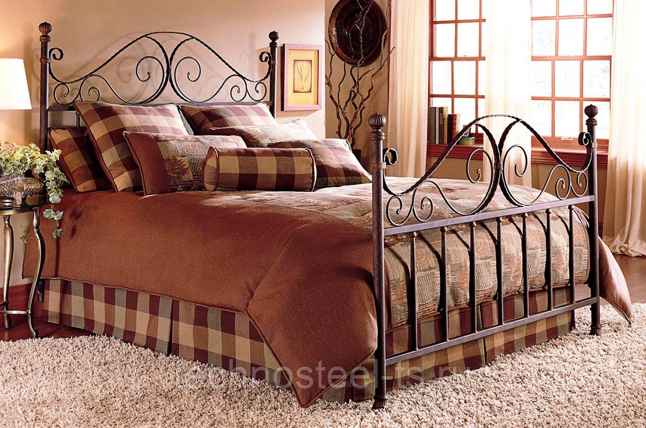 железная кровать в интерьере спальни