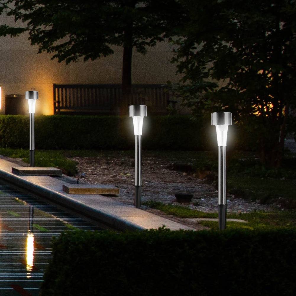 Уличные светильники на солнечных батареях в саду
