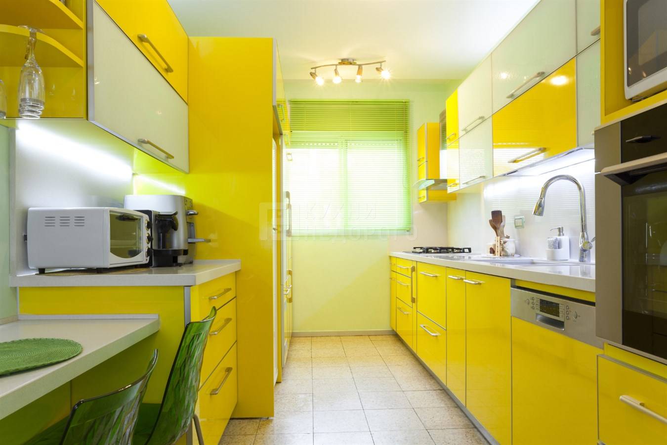 Бордовая кухня в интерьере: 92 фото с яркими идеями современного оформления