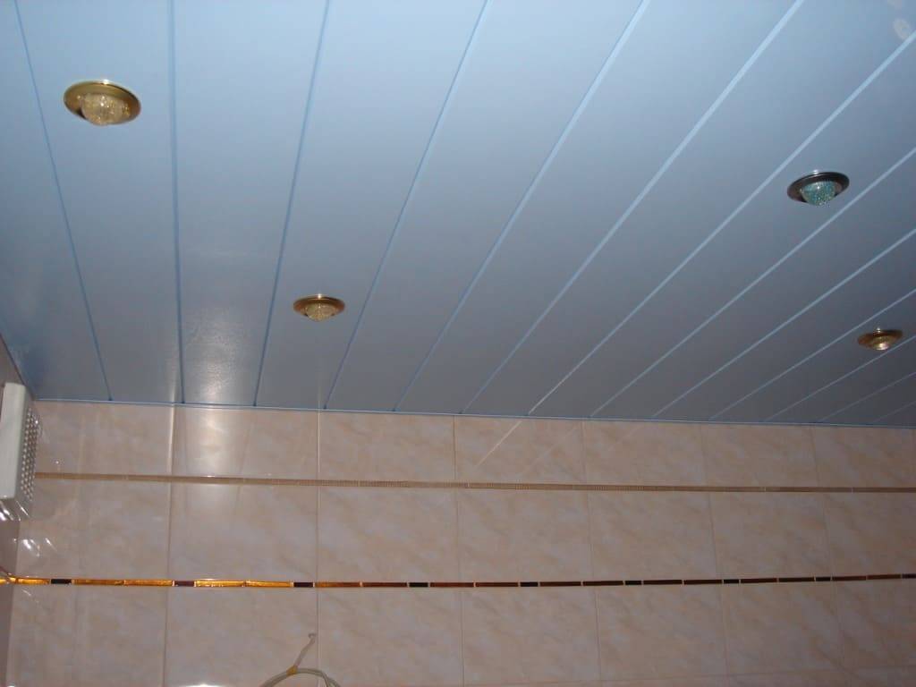 Пластиковый потолок и панели ПВХ в ванной комнате (фото и видео)
