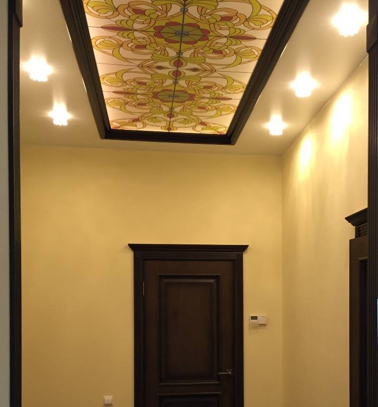 Натяжной потолок в коридоре: дизайн, монтаж, фото
