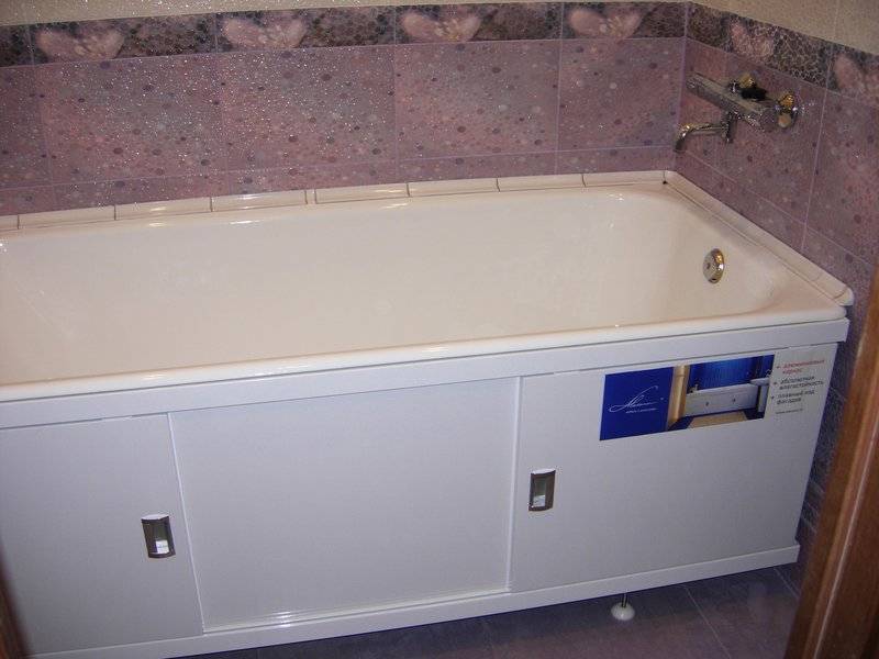 Экраны под ванну: особенности выбора модели по размеру, конфигурации и материалу, сборка и установка