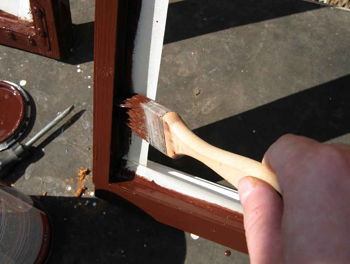 Дело для папы карло: как обработать и покрасить деревянные окна
