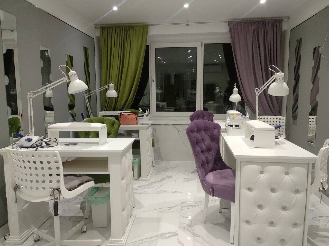 Nail studio. Интерьер салона маникюра. Интерьер студии маникюра. Салон маникюра и педикюра. Интерьер маникюрного салона.