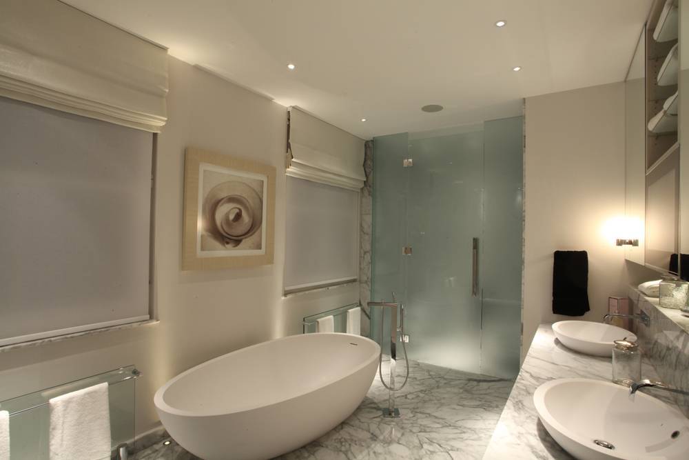 Потолочные светильники для ванной комнаты: влагозащищенные, светодиодные - как выбирать и монтировать (фото)