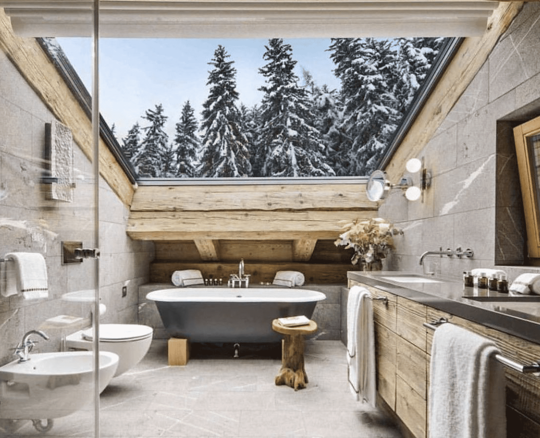 Ванная комната в частном загородном доме из дерева