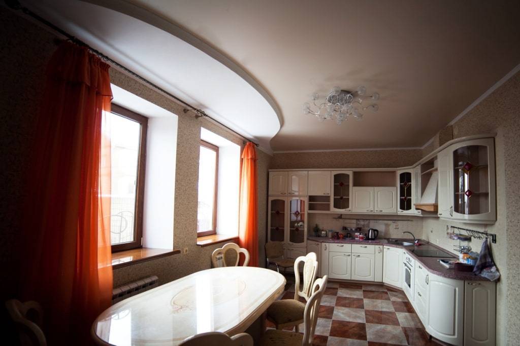 Натяжной потолок на кухне: 105 вариантов дизайна в реальных фото