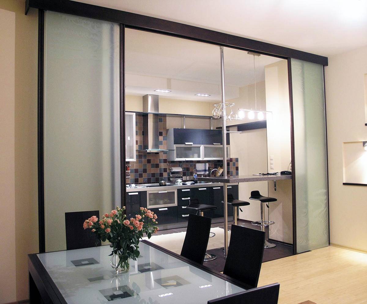 Перегородка между кухней и гостиной: 60+ фото, красивые варианты зонирования