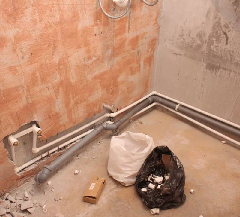 Как спрятать трубы в ванной под плитку своими руками: видео пошагово, фото