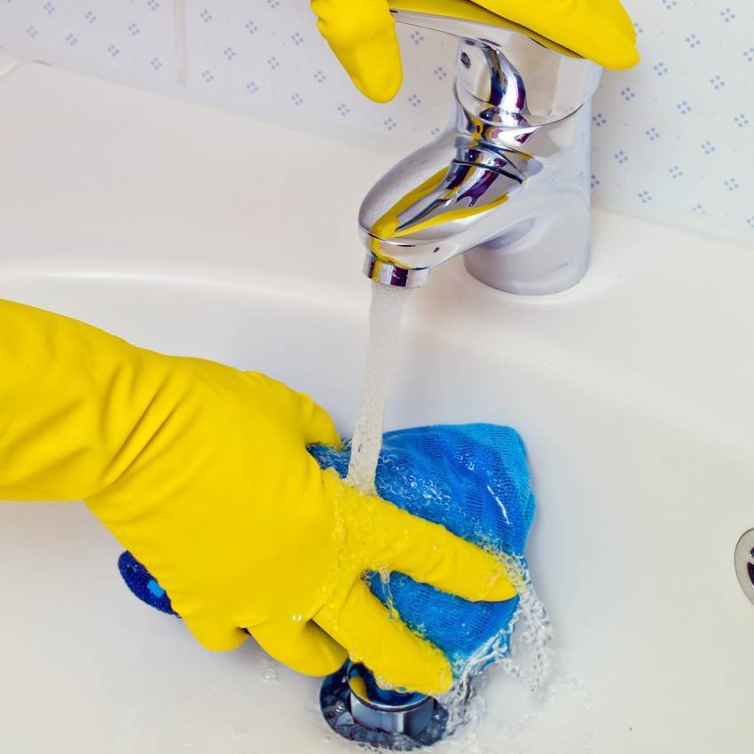 Методы борьбы, или как очистить известковый налет в ванной в домашних условиях