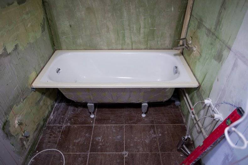 Установка стальной ванны своими руками: как установить на ножки, кирпичи (+ видео фото)