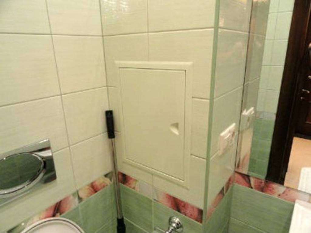 Как скрыть трубы в ванной комнате своими руками: под плитку, пластиковыми панелями, фото