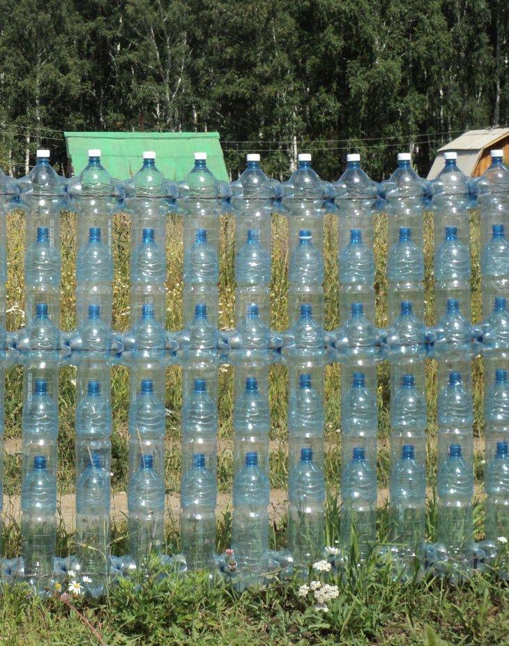 Забор из пластиковых бутылок для дачи