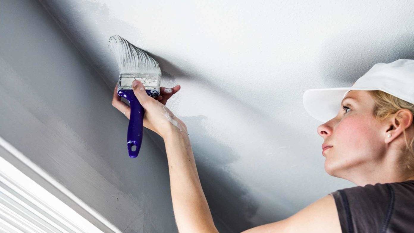 Как и чем покрасить потолок из гипсокартона своими руками?