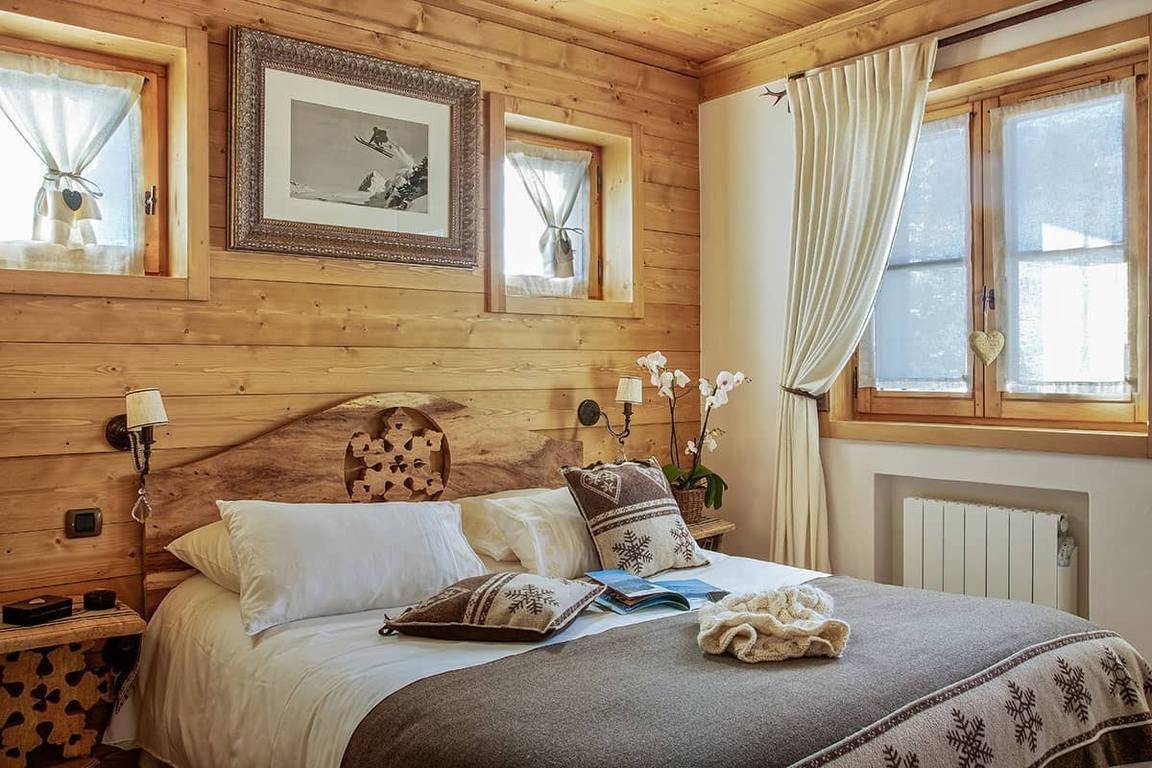 Спальня в деревянном доме - фото дизайна