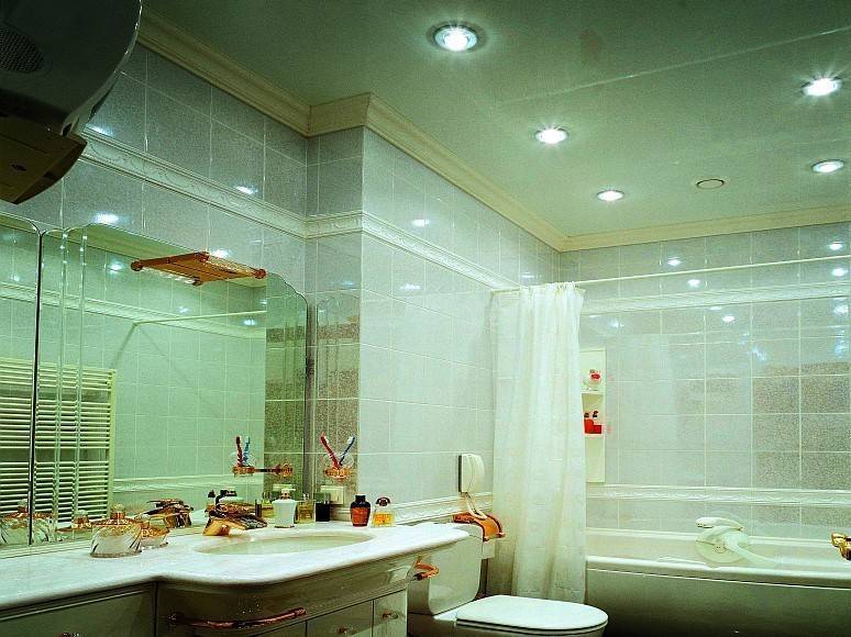 Отделка потолка в ванной комнате. обзор вариантов материала и виды потолочных конструкций