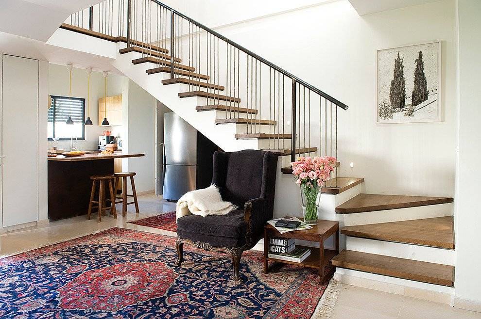 Гостиная с лестницей на второй этаж: фото дизайна интерьера в частном доме
