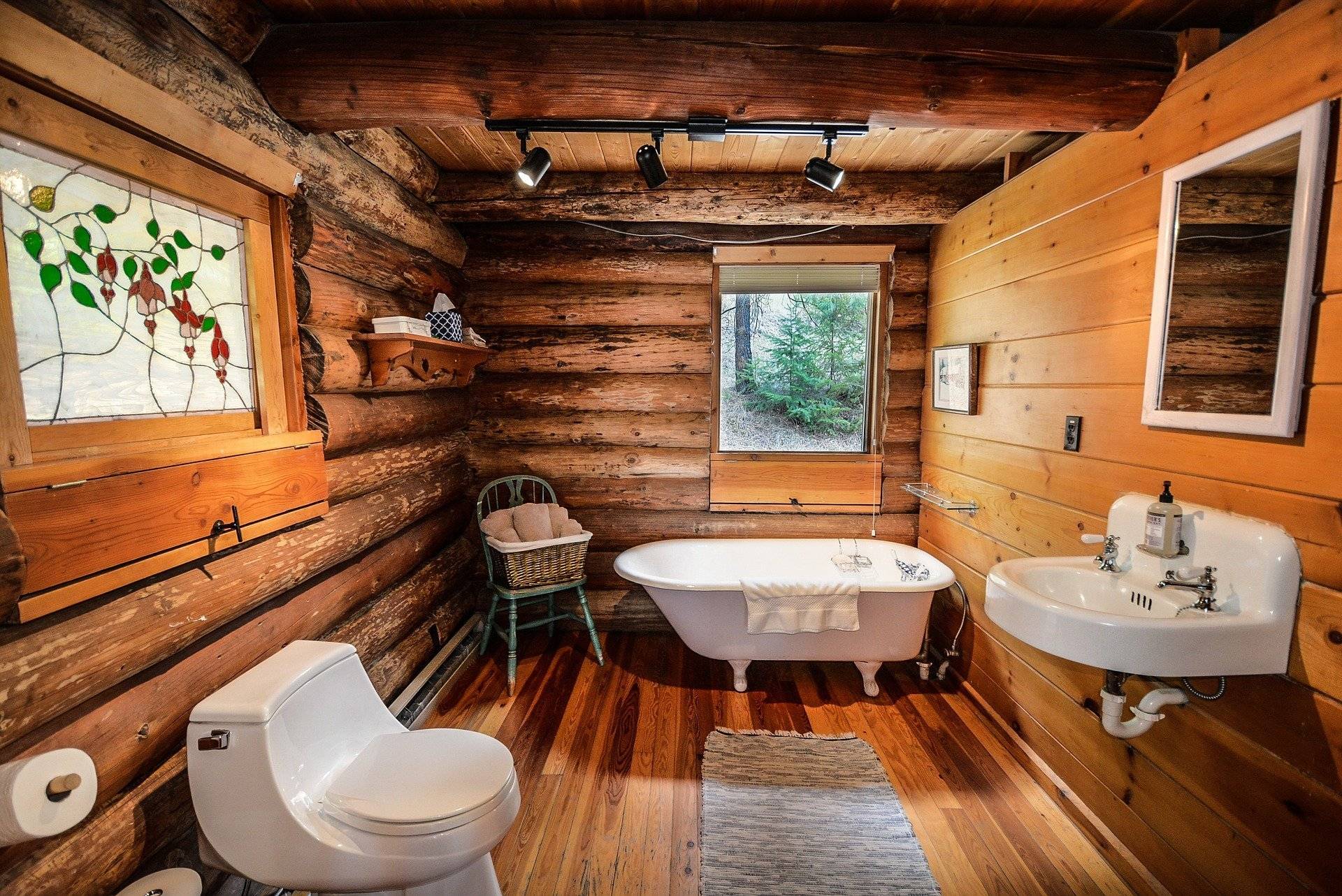Ванная в деревянном доме: 200 (фото) отделка, обустройство
