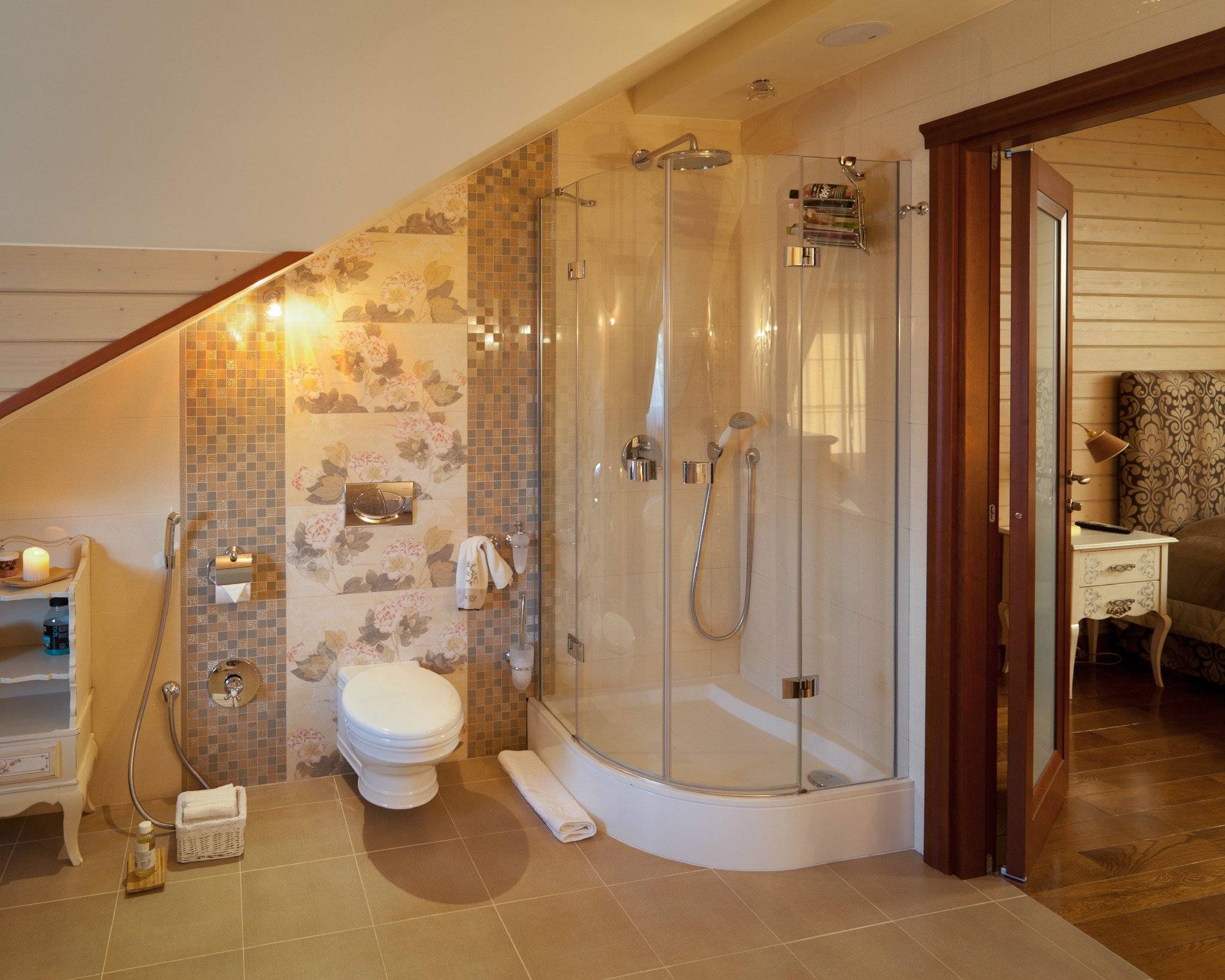 Удобный и практичный дизайн ванной комнаты в частном доме