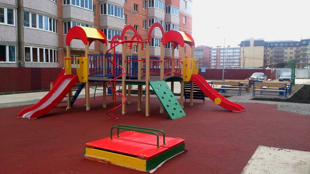 Установка детской площадки во дворе многоэтажного дома