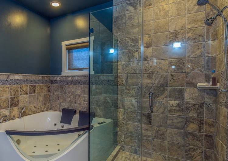 Отделка стен ванной: мозаика, керамическая плитка или керамогранит?