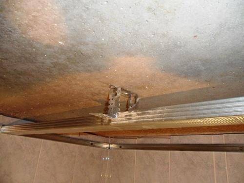 Пластиковый потолок в ванной – крепление и монтаж