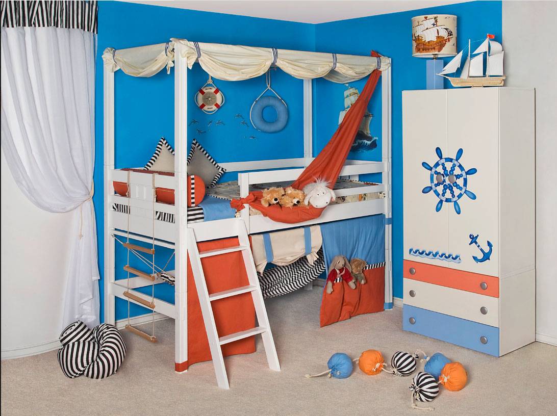 Кровать чердак для мальчика в морском стиле